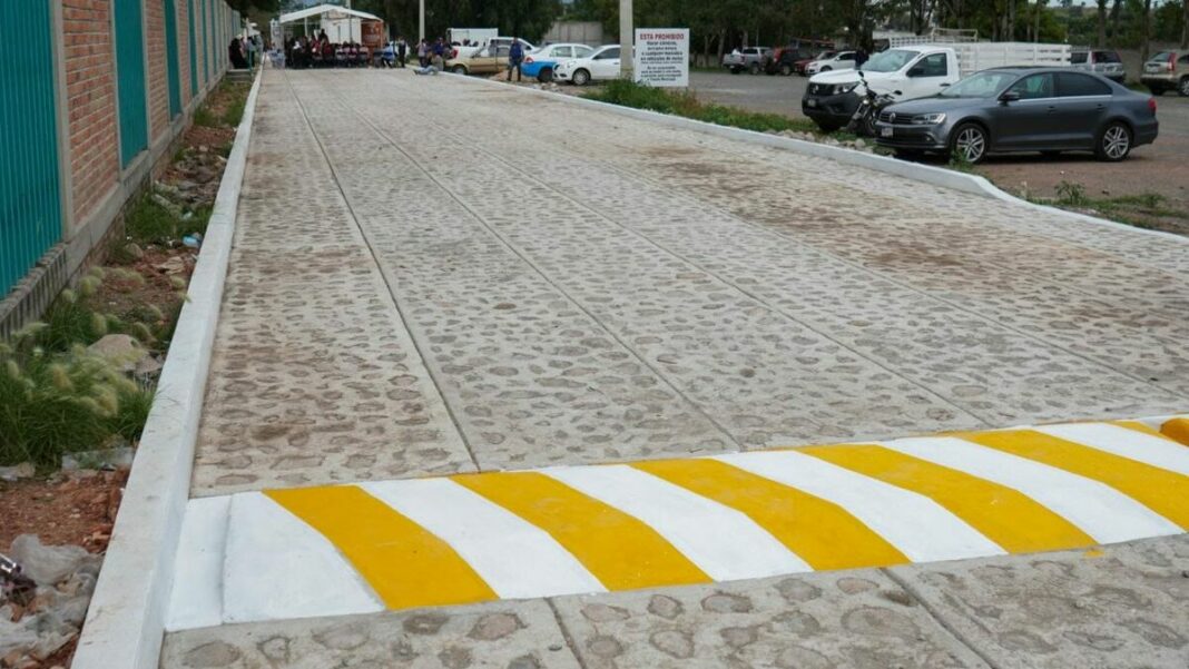 Entrega Roberto Cabrera construcción de calle en Santa Bárbara La Cueva