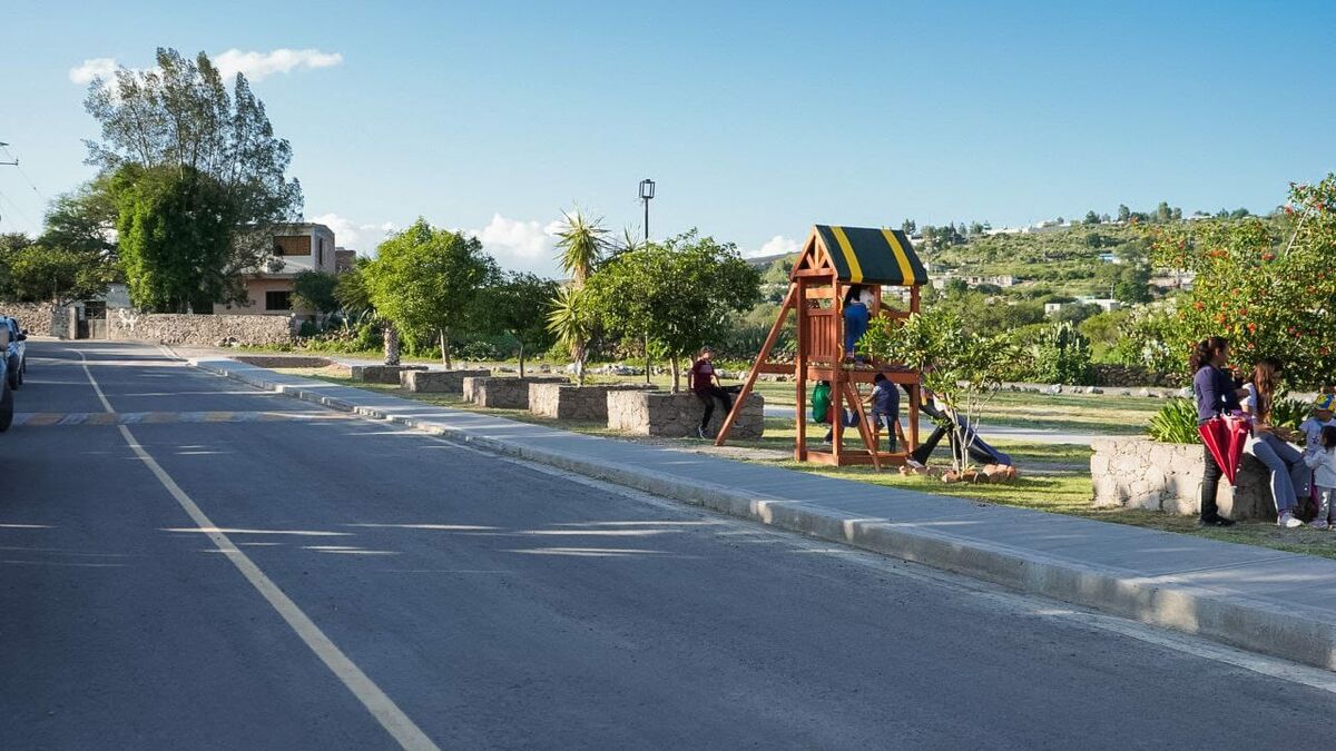 Entrega Roberto Cabrera rehabilitación de calle en Llanitos Palma de Romero