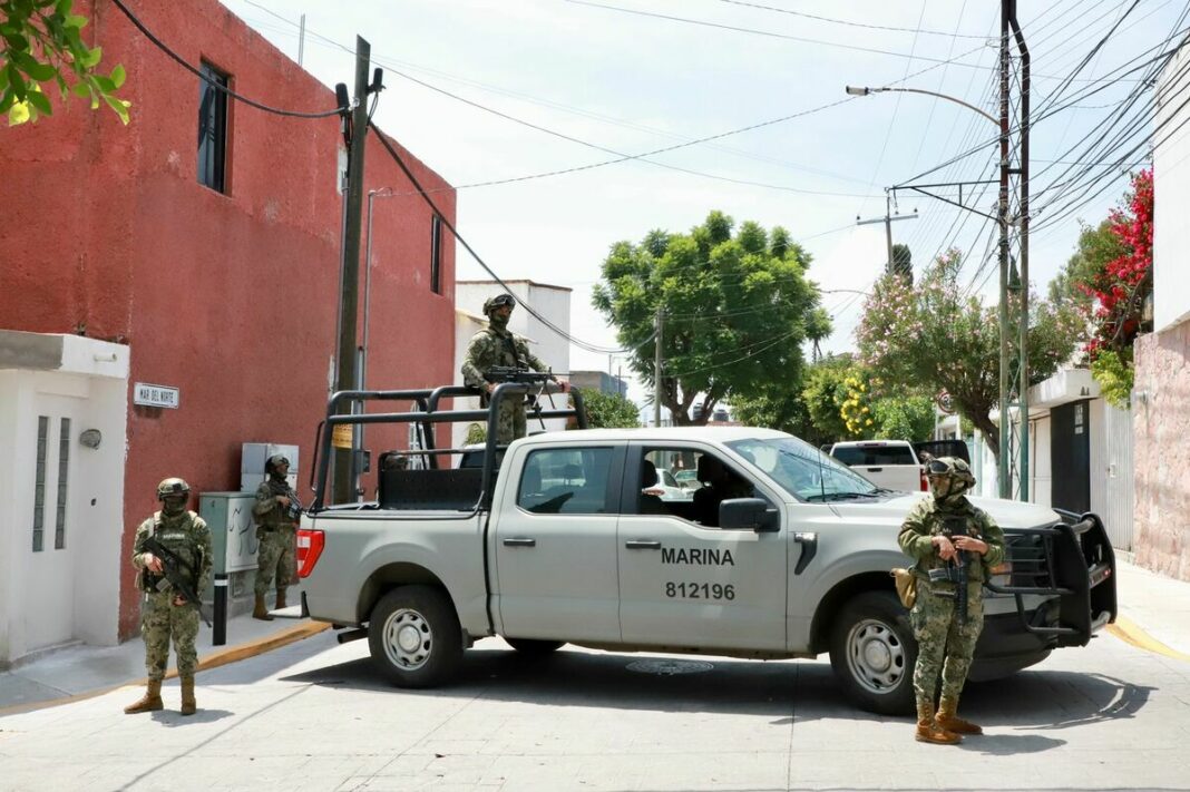 Marina detuvo a 9 personas en Querétaro vinculados al tráfico de armas y falsificaciones