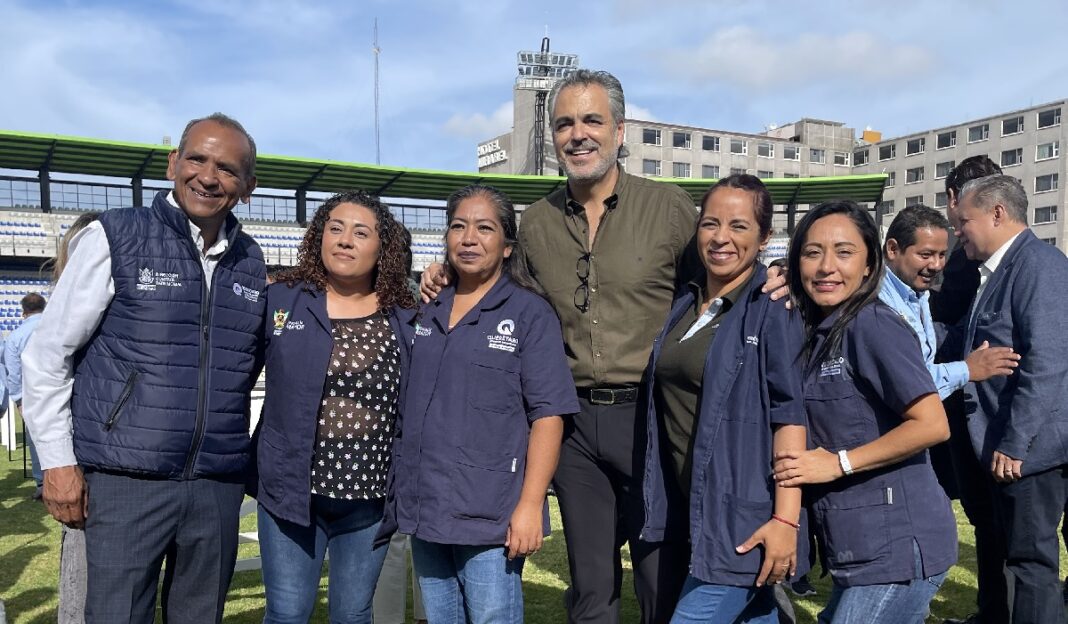 Oficialía Mayor entrega uniformes a trabajadores operativos