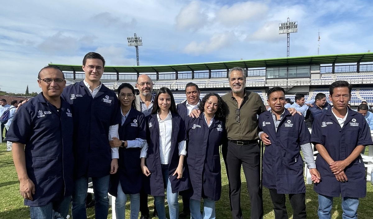 Oficialía Mayor entrega uniformes a trabajadores operativos