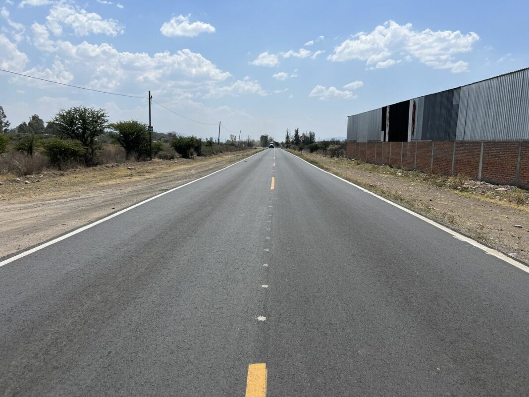 Rehabilitan carretera estatal de acceso a San Isidro en Corregidora