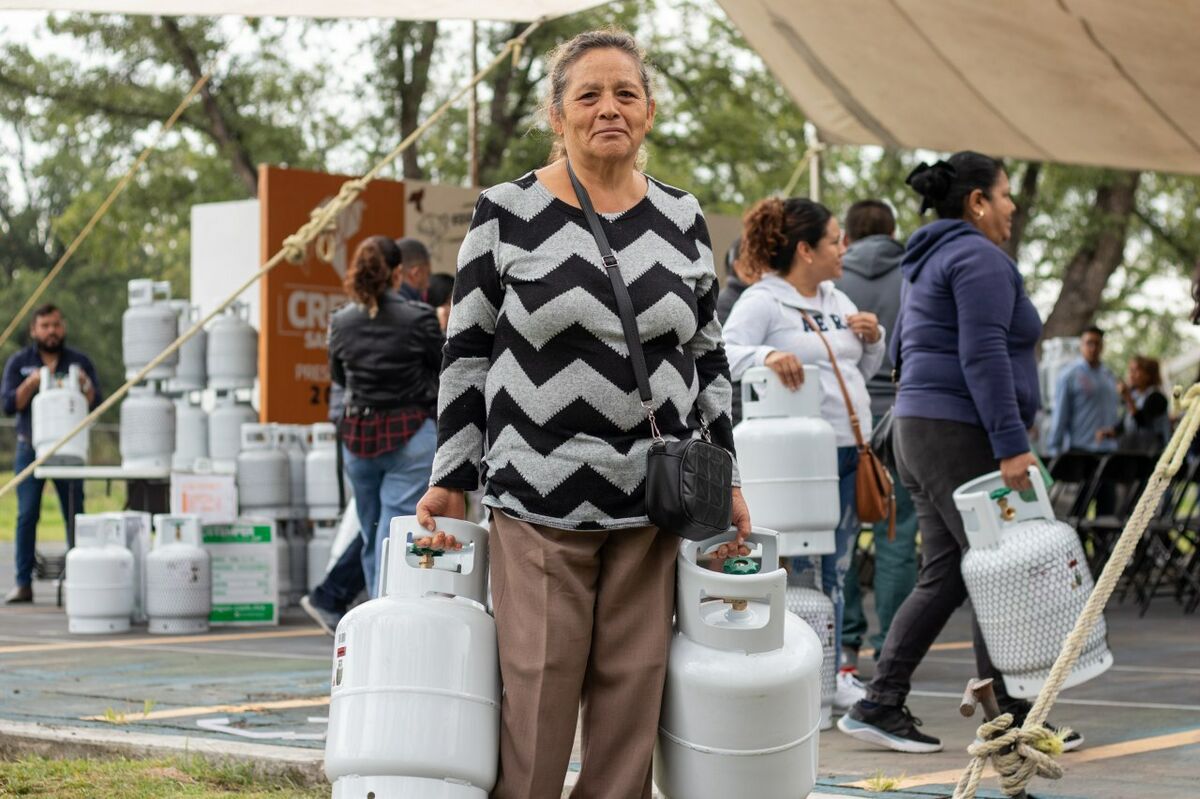 Roberto Cabrera entrega tanques de gas a 226 personas en San Juan del Río