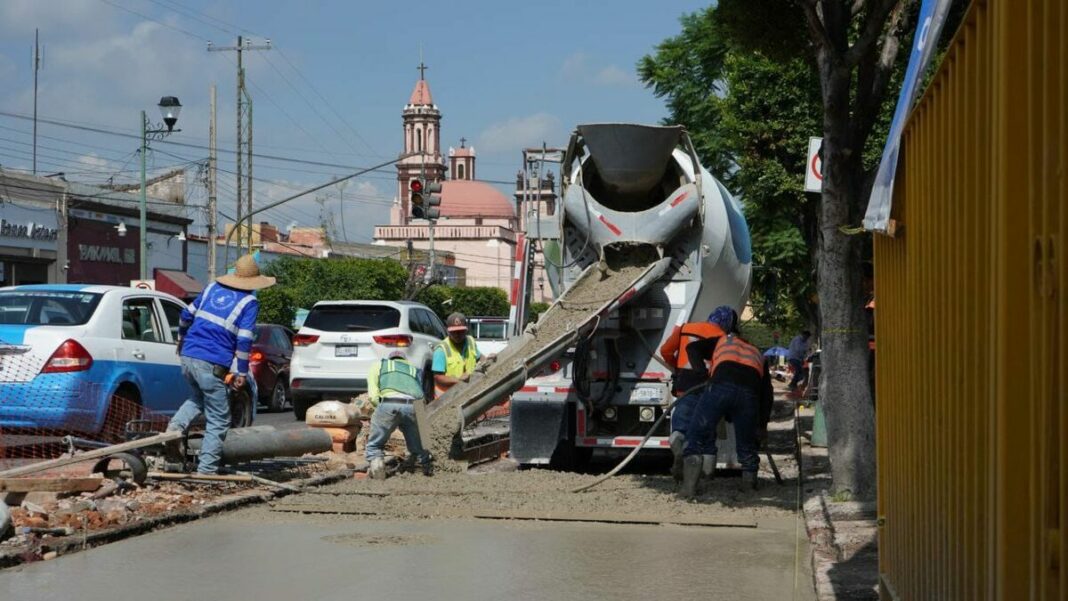 Roberto Cabrera supervisa avance de rehabilitación de avenida Juárez