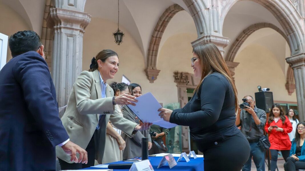 SECTUR y UAQ entregan diplomas a nuevos guías de turistas