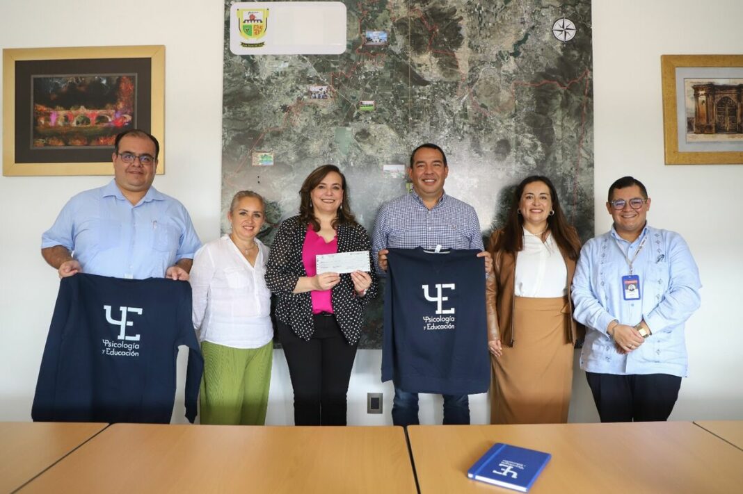 UAQ recibe donativo para equipar espacio de servicios psicológicos en San Juan del Río