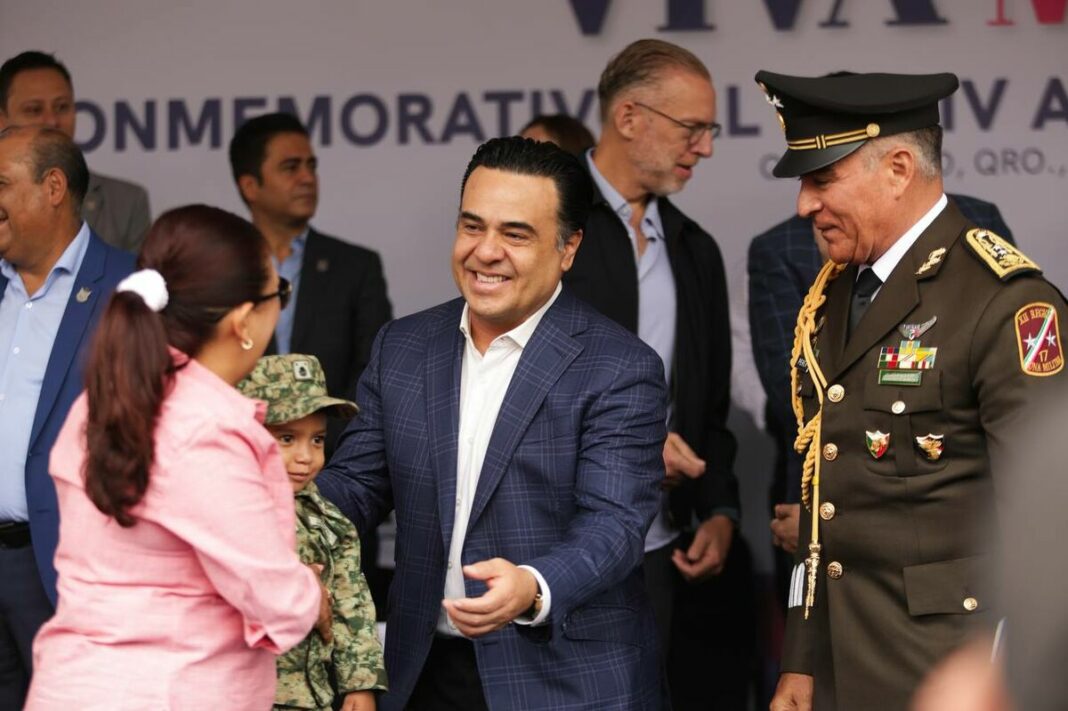 Asiste Luis Nava al Desfile Cívico Militar por el 214° Aniversario de la Independencia de México