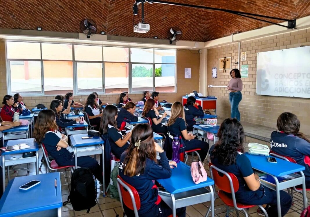 CECA imparte conferencias sobre salud mental en San Juan del Río