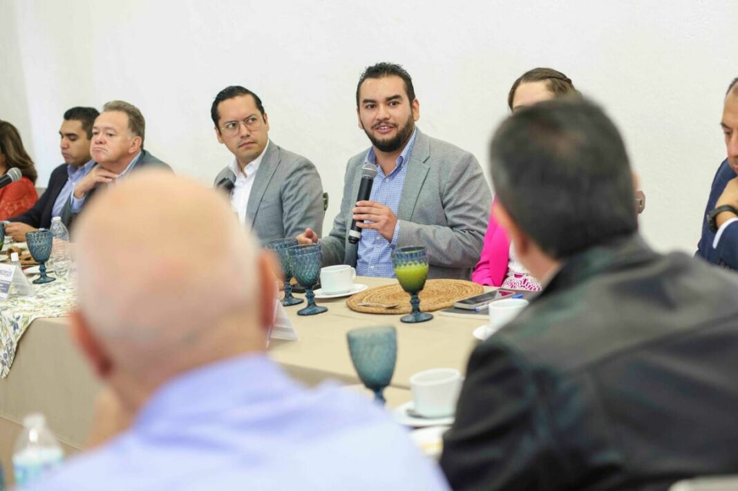 Chepe Guerrero presenta a Yetsi Beltrán, Carlos Olguín y Gustavo López como parte de su gabinete