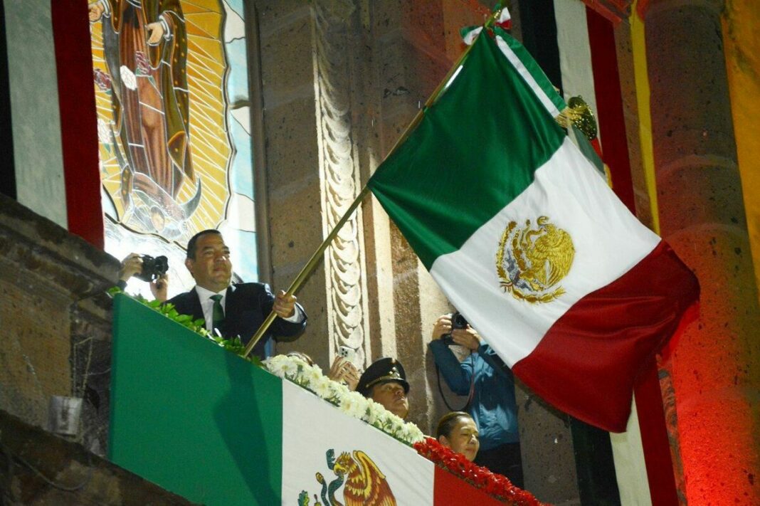 Encabeza Roberto Cabrera ceremonia del Grito de Independencia en San Juan del Río