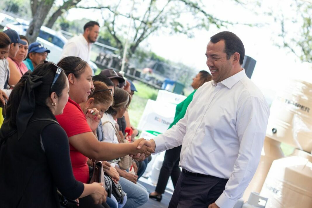 Entrega Roberto Cabrera más de 130 artículos en beneficio de 79 familias sanjuanenses