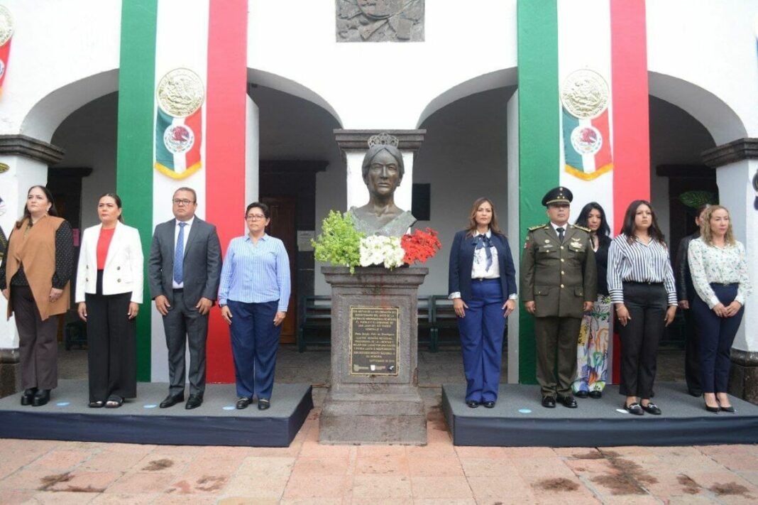 Funcionarios municipales y autoridades militares rinden homenaje a Doña Josefa Ortiz de Domínguez