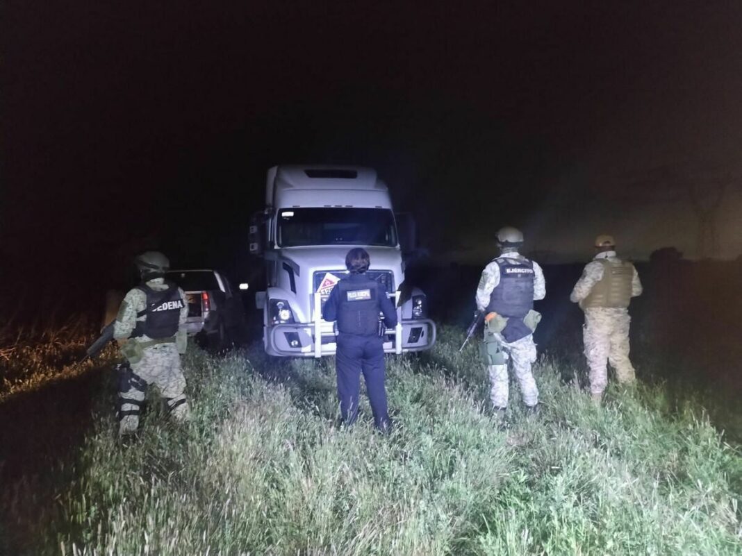 Huyen huachicoleros y dejan pipa y camioneta en toma clandestina en Santa Matilde