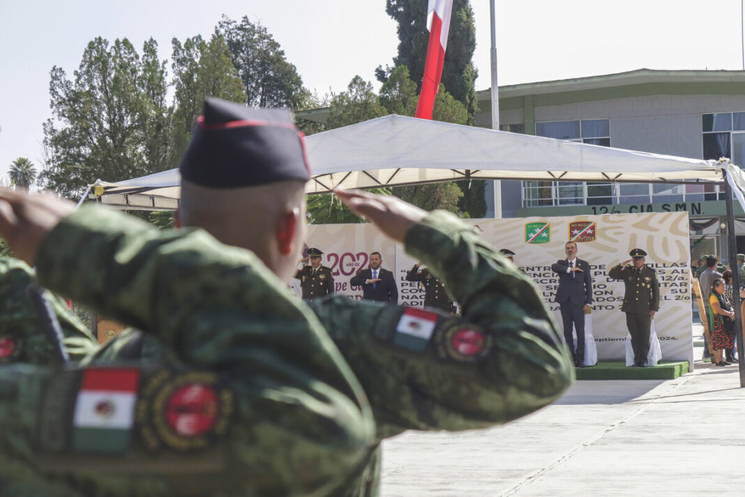 Jóvenes conscriptos reciben cartillas liberadas en Querétaro