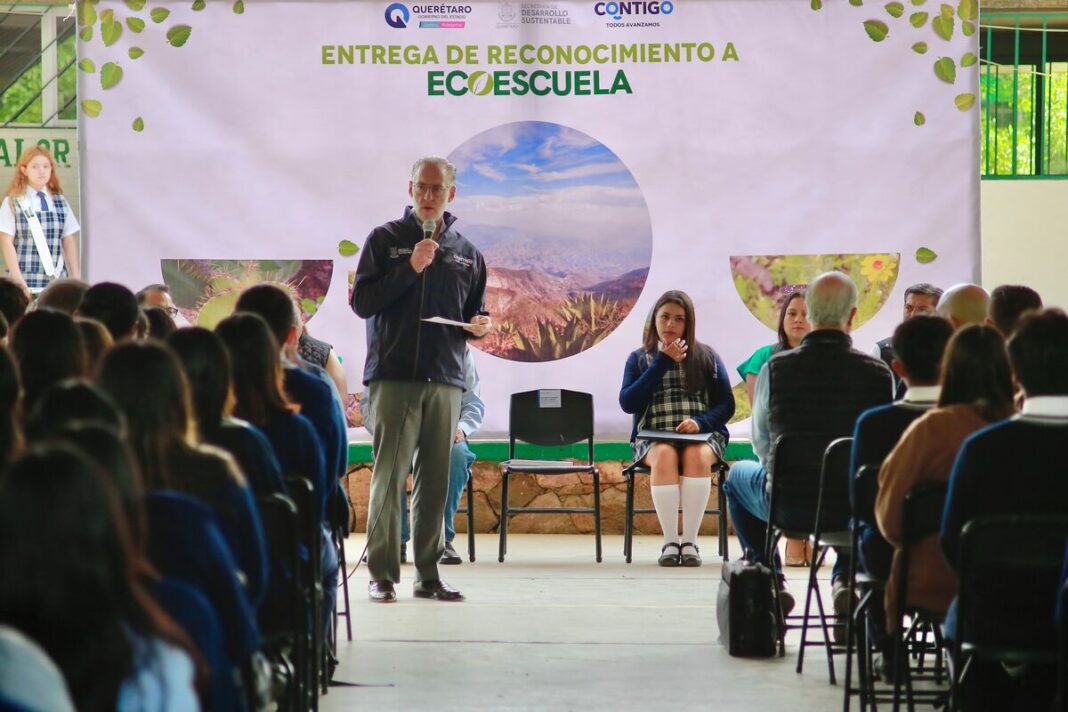 Marco Del Prete entrega certificado de EcoEscuelas en Colón