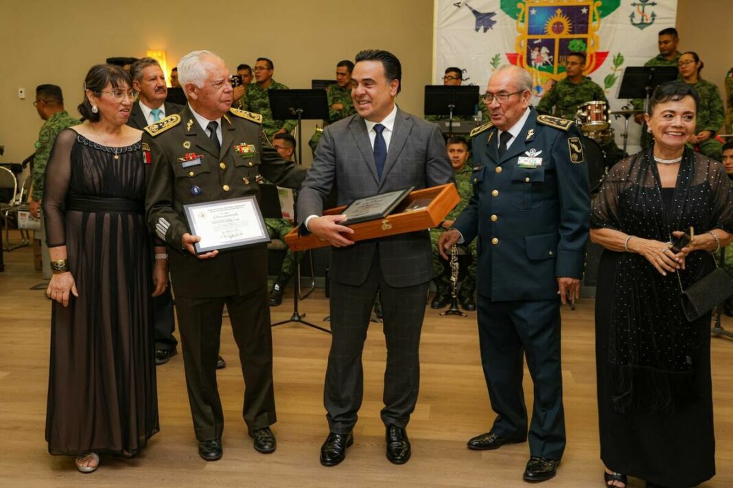 Recibe Luis Nava reconocimiento de la Asociación de Militares Retirados