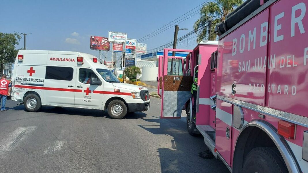 Camión de carga impacta ambulancia de Cruz Roja en Paseo Central, SJR