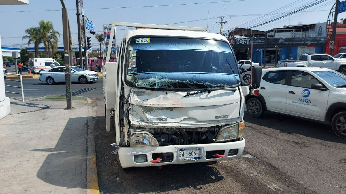 Camión de carga impacta ambulancia de Cruz Roja en Paseo Central, SJR