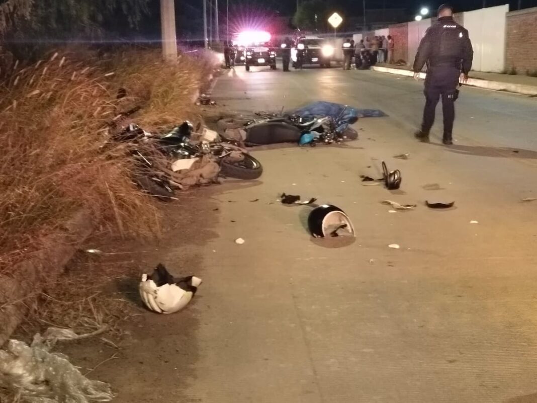 Choque frontal entre motociclistas deja un joven muerto en San Juan del Río