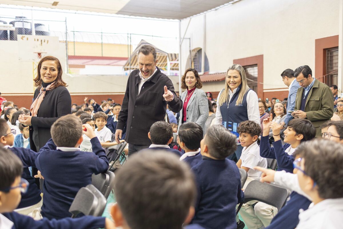 Entrega Mauricio Kuri libros que promueven las raíces de Querétaro