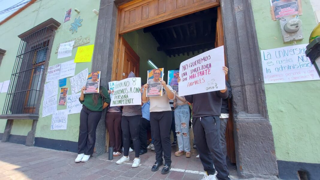 Estudiantes de la Universidad Mesoamericana en San Juan del Río protestan por nombramiento de nueva directora