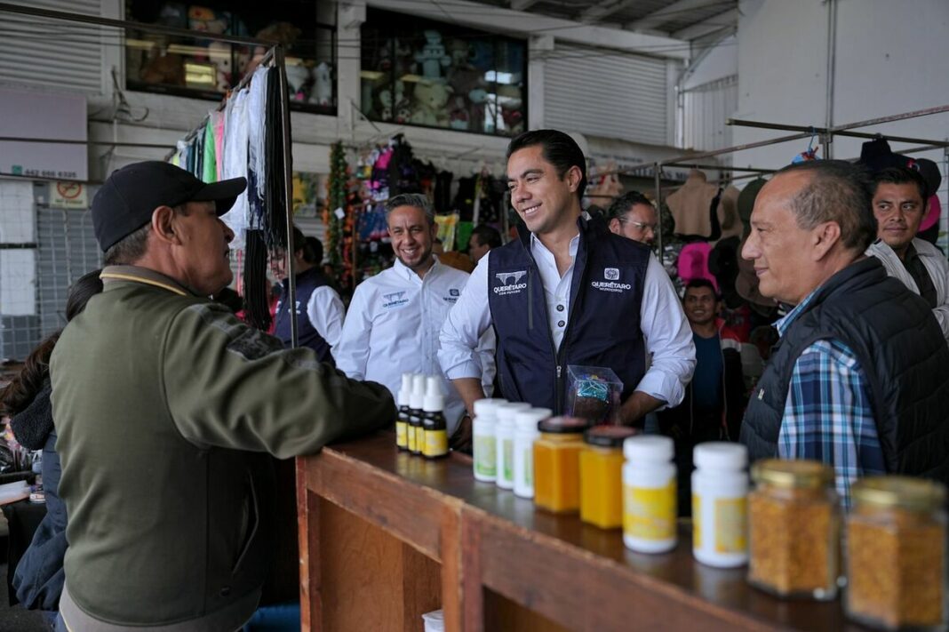 Felifer Macías visita el Mercado de Lomas de Casa Blanca y escucha a comerciantes