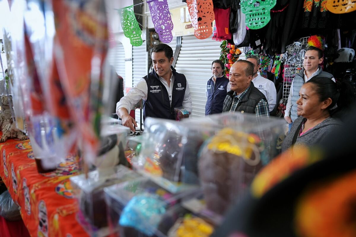 Felifer Macías visita el Mercado de Lomas de Casa Blanca y escucha a comerciantes