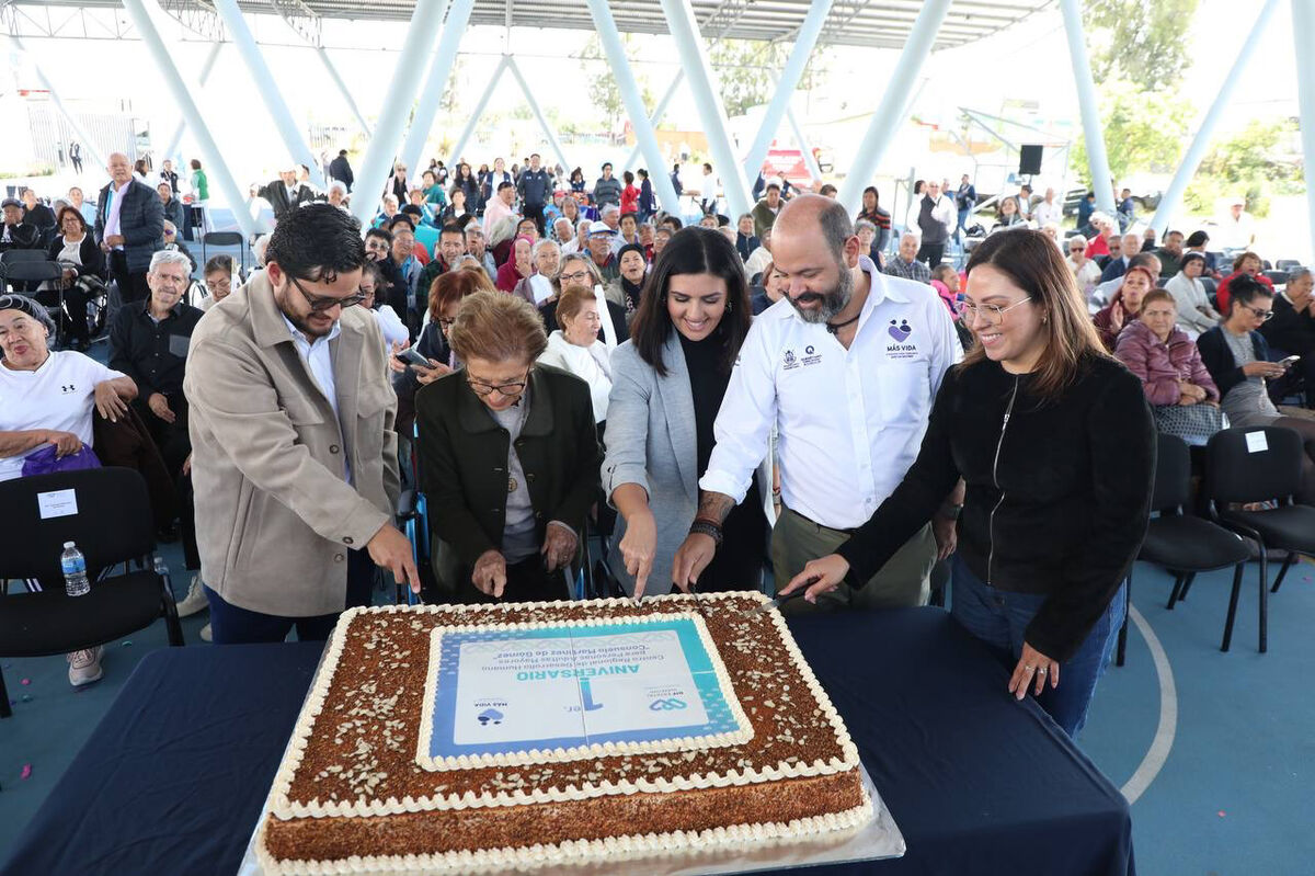 Festejan adultos mayores aniversario del Centro Regional de Desarrollo Humano en San Juan del Río