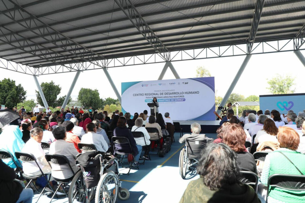 Festejan adultos mayores aniversario del Centro Regional de Desarrollo Humano en San Juan del Río