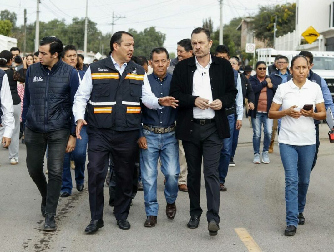 Gobernador Mauricio Kuri entrega rehabilitación de calle Nacional en Palmillas, SJR