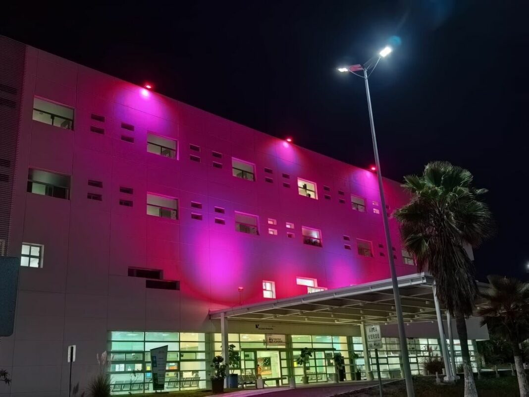 Hospital General de SJR se ilumina de rosa en el mes de sensibilización sobre el cáncer de mama