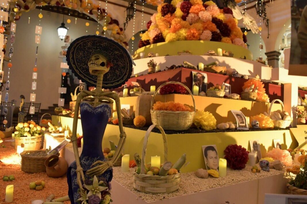 Inaugura Oficial Mayor altar de muertos en el Palacio de La Corregidora