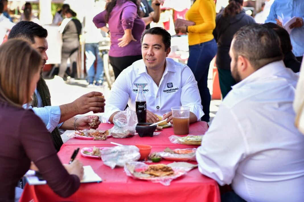 Recorre Felifer Macías tianguis de Hércules y escucha a vecinos y comerciantes