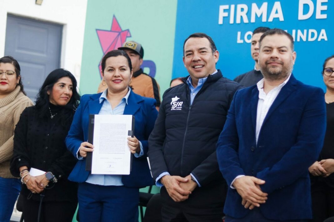 Roberto Cabrera brinda certeza jurídica a familias de Loma Linda con la firma de más de 130 escrituras