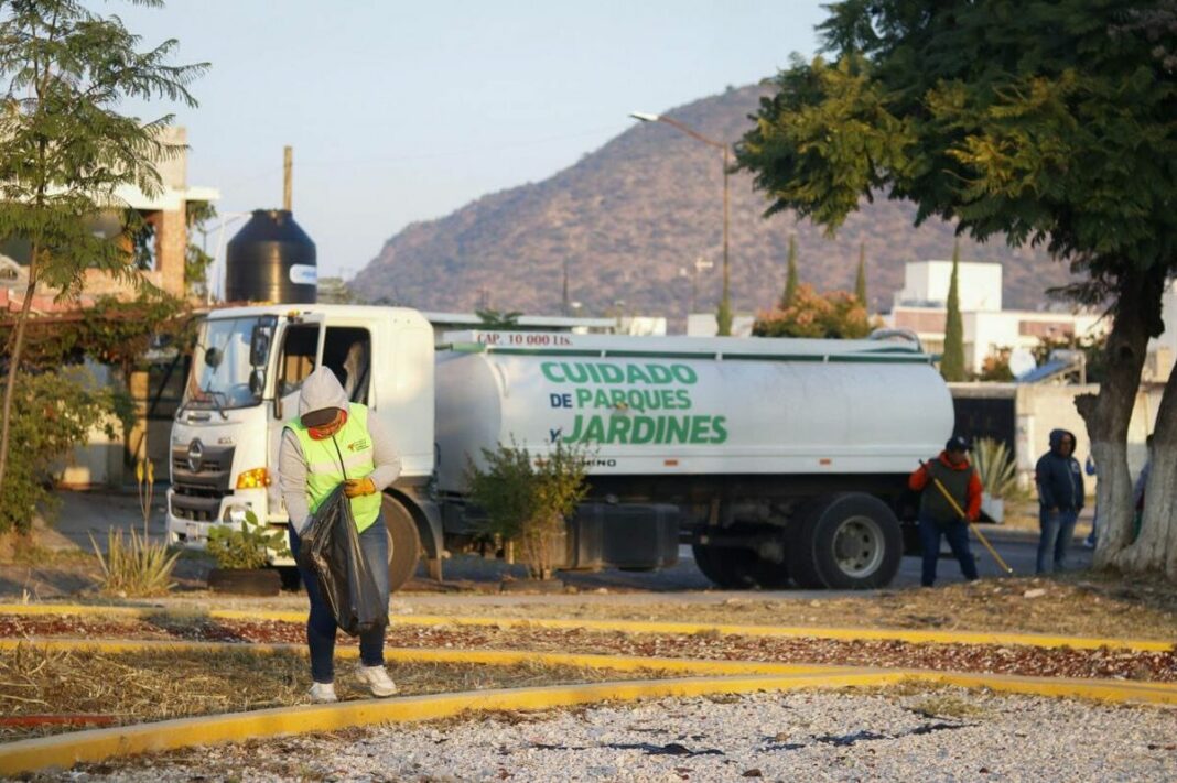 Roberto Cabrera supervisa trabajos de limpieza y mantenimiento en Haciendas San Juan y Valle Dorado