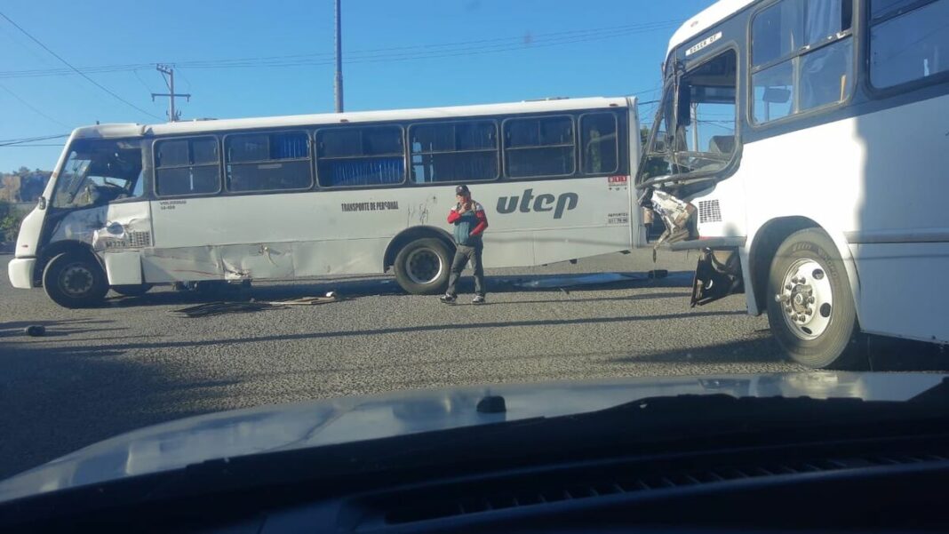 Autobuses en San Juan del Río sufren fuerte accidente; solo daños materiales