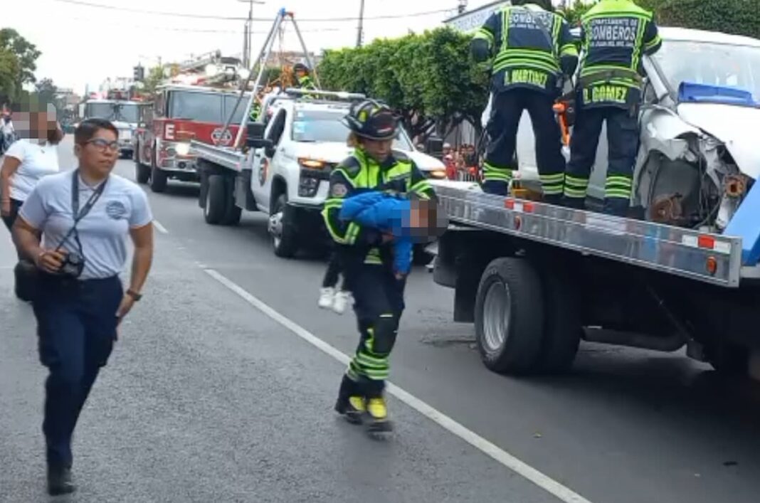 Bomberos salvan a niño durante desfile de San Juan del Río