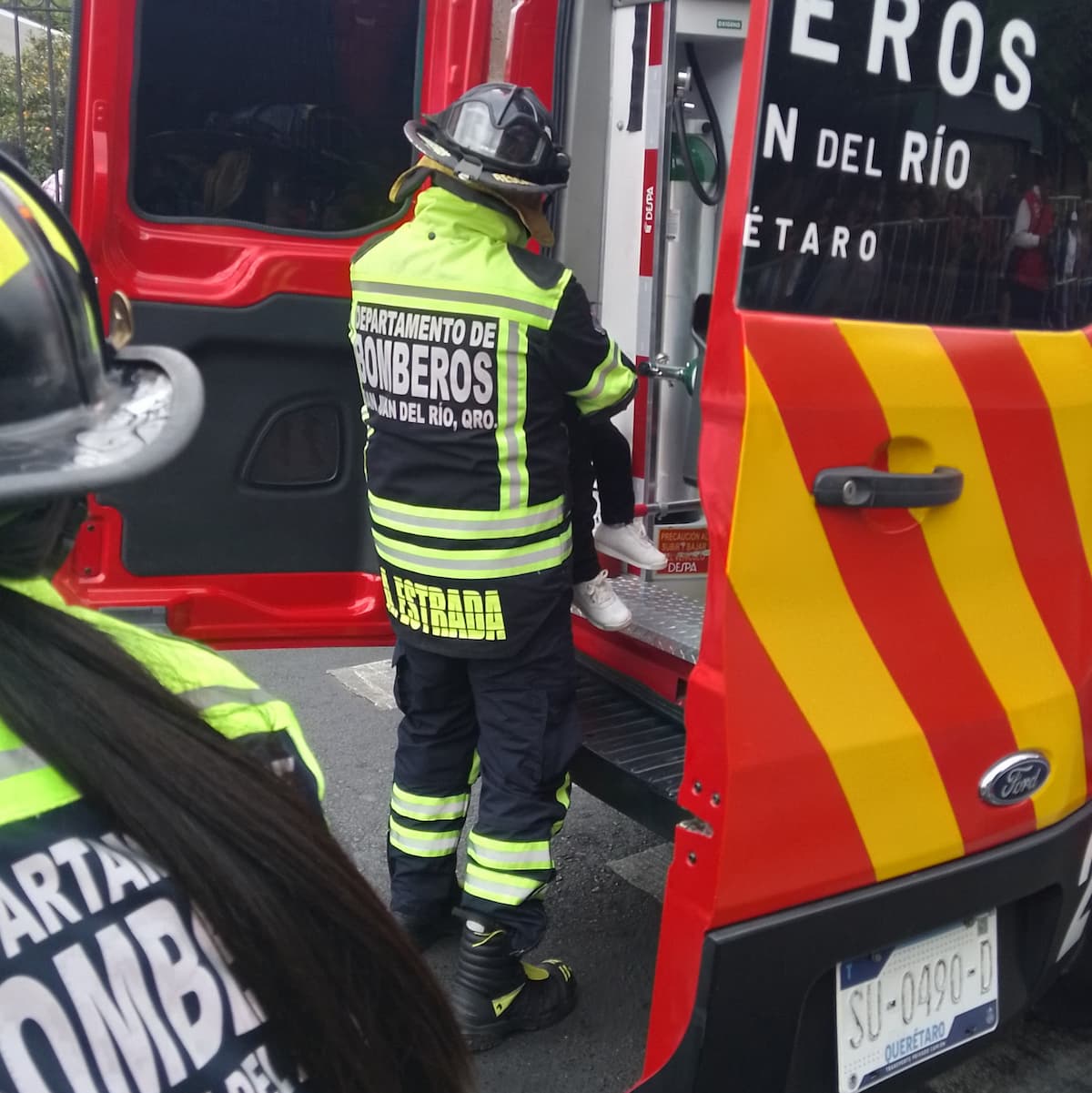 Bomberos salvan a niño durante desfile de San Juan del Río