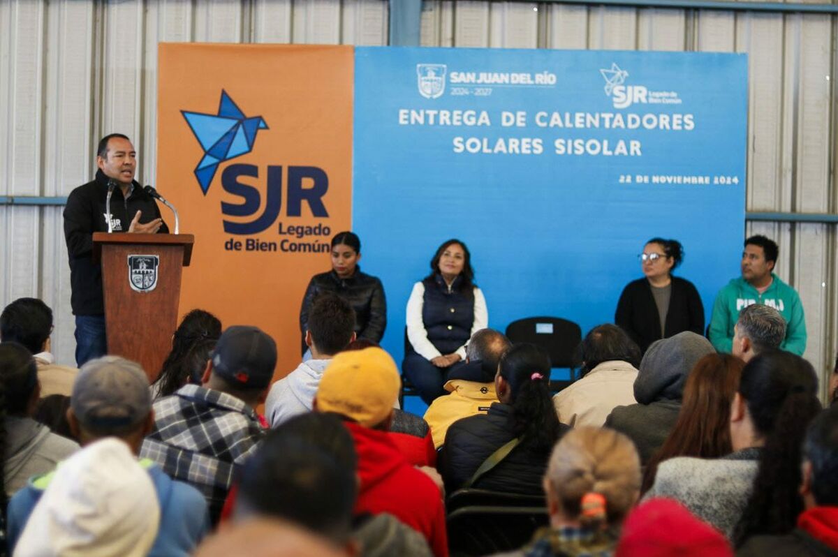 Entrega Roberto Cabrera calentadores solares a familias de San Juan del Río