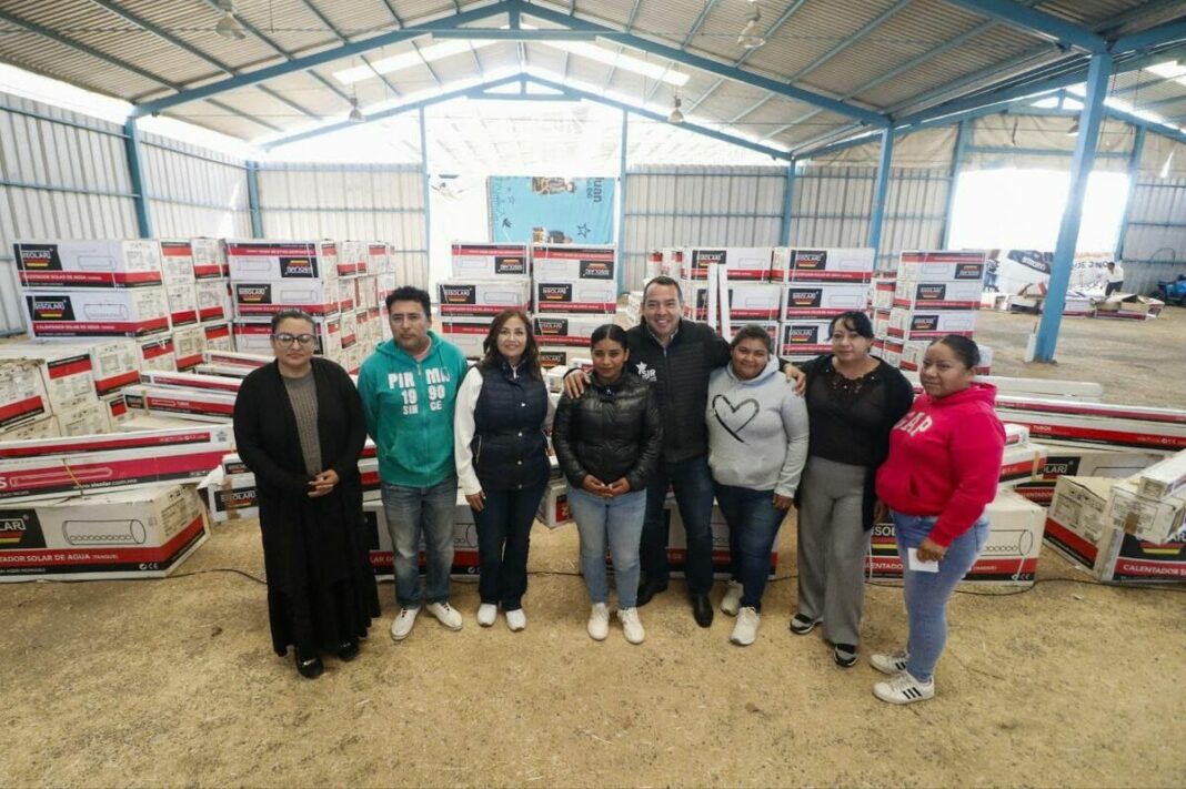 Entrega Roberto Cabrera calentadores solares a familias de San Juan del Río