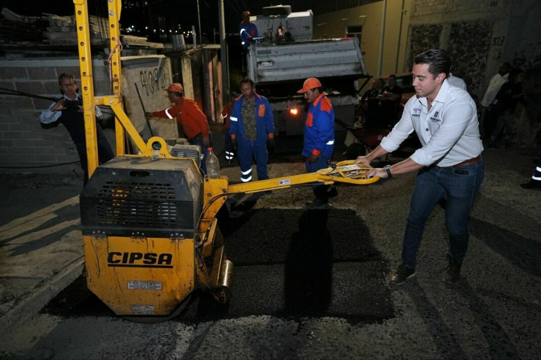 Felifer Macías acompaña jornada de bacheo nocturno en Bolaños, Querétaro