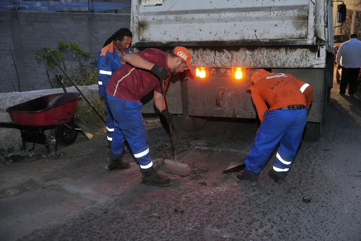 Felifer Macías acompaña jornada de bacheo nocturno en Bolaños, Querétaro