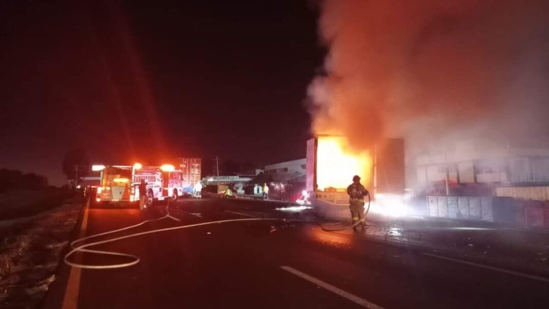 Incendio de tráiler provoca cierre total de la México-Querétaro