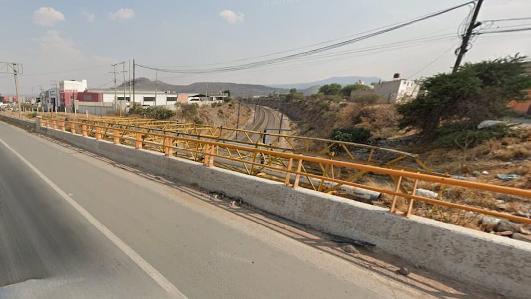 Ladrón cae con auto robado desde puente en la carretera 57 y logra escapar