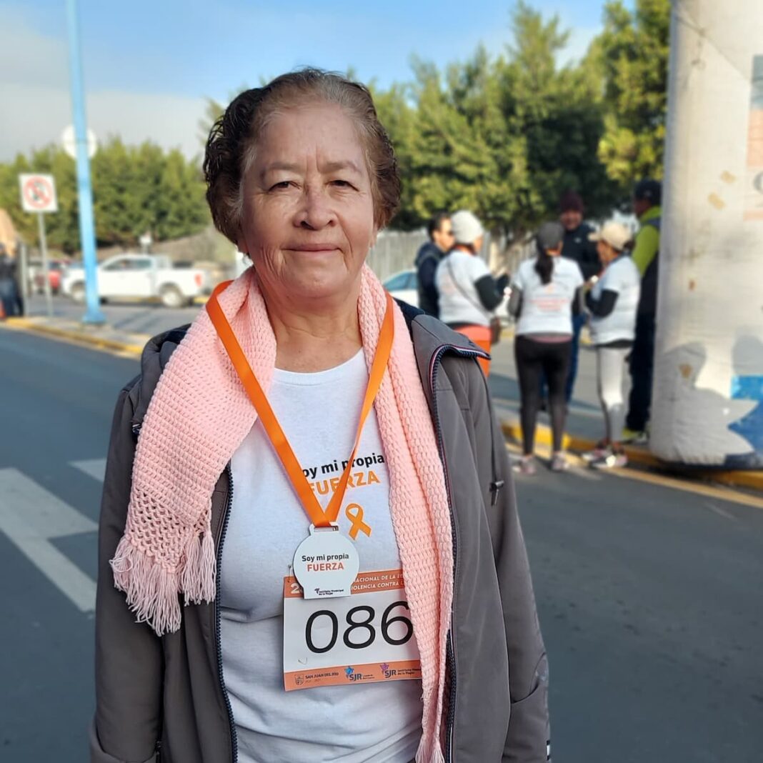 Mujer de 63 años participa en Carrera Femenil 25N para pedir que termine la violencia contra la mujer