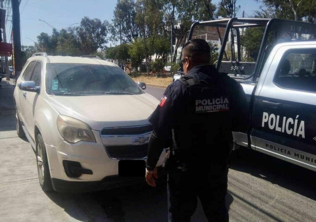 Recuperan vehículo robado durante operativo en San Juan del Río