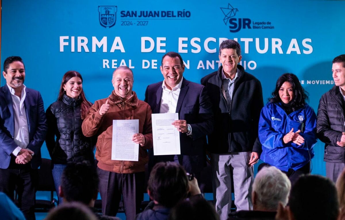 Roberto Cabrera entrega 38 escrituras a habitantes de Real de San Antonio