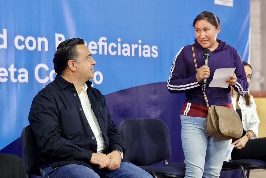 SEDESOQ entrega Tarjetas CONTIGO a mujeres de Cadereyta de Montes