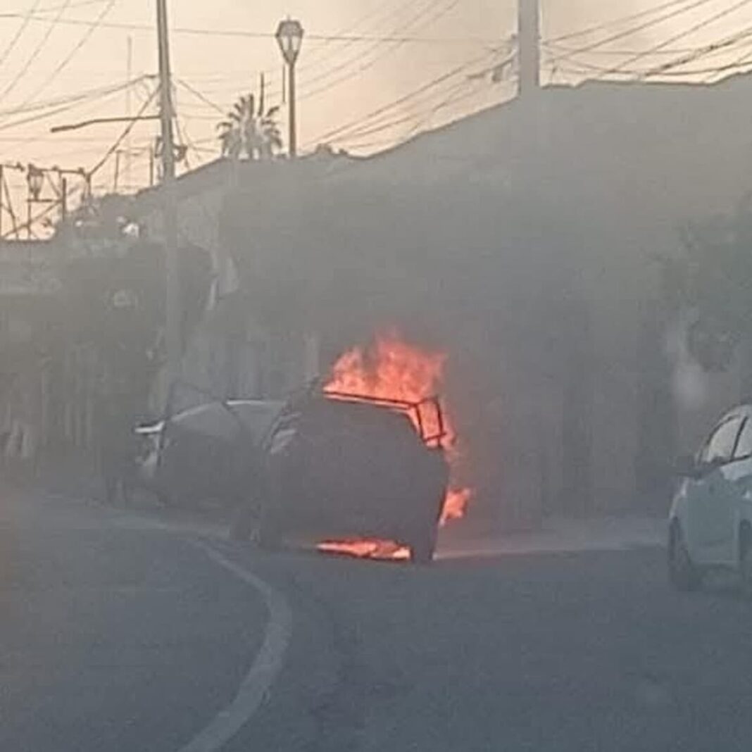 Camioneta se incendia en plena Avenida Juárez de San JuandelRío; conductor sale ileso