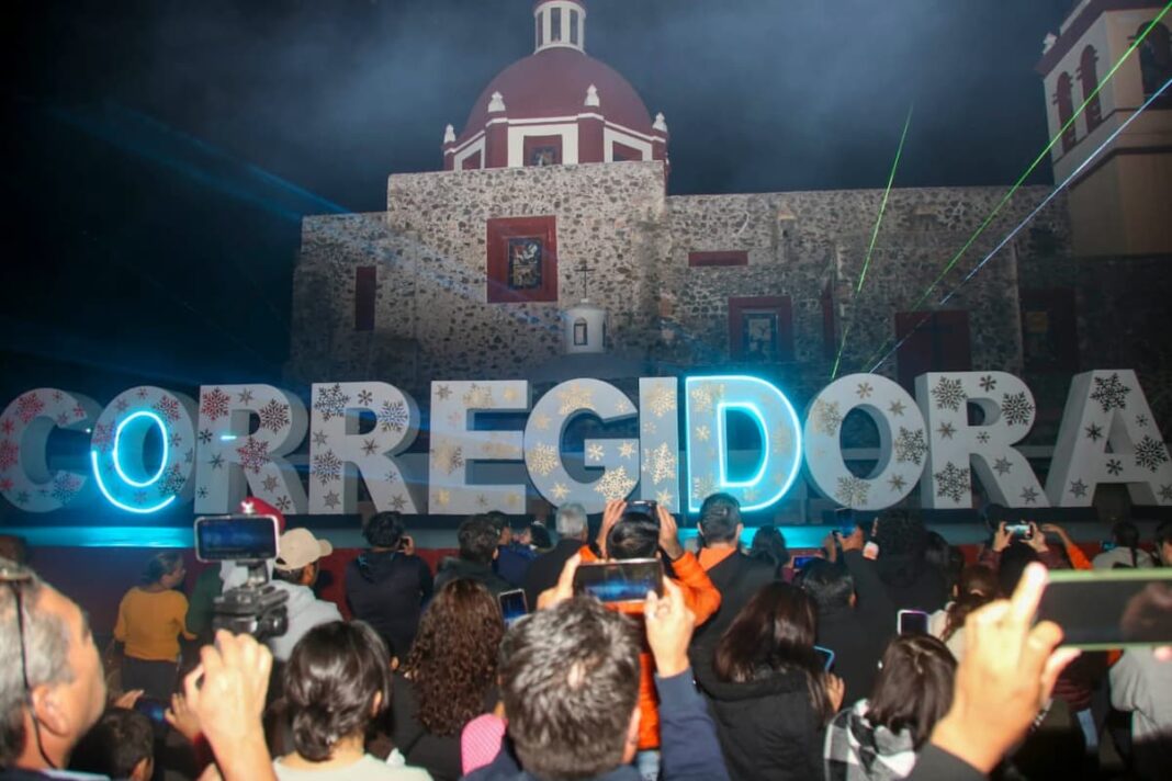 Encabezan autoridades de Corregidora el Tradicional Árbol de Navidad